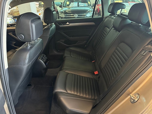 Volkswagen Passat 13 of 30