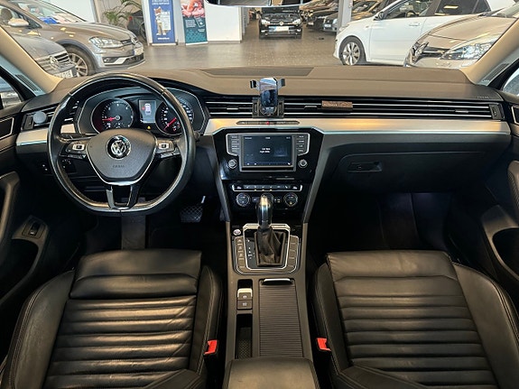 Volkswagen Passat 14 of 30