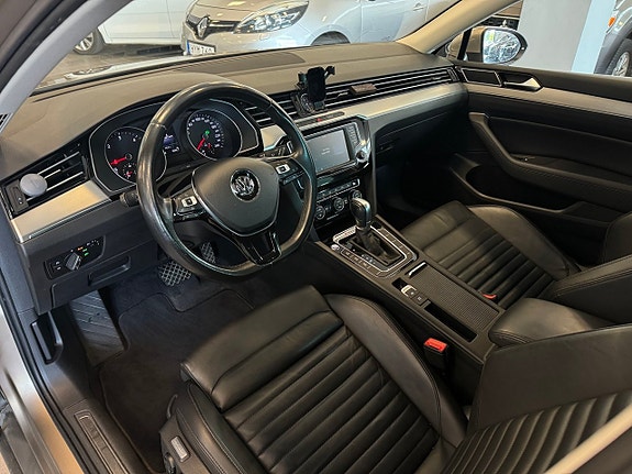 Volkswagen Passat 11 of 30