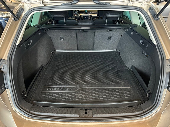 Volkswagen Passat 10 of 30