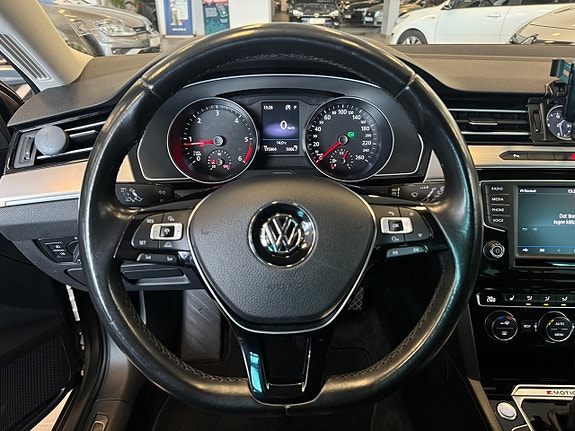 Volkswagen Passat 16 of 30