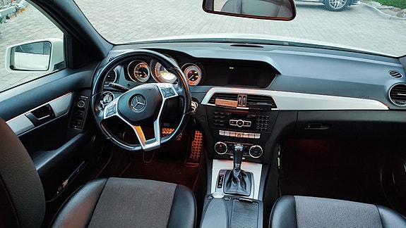 Mercedes-Benz C220 13 of 13