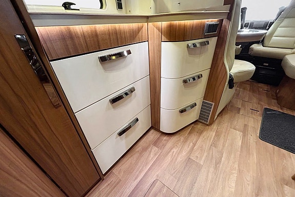 Hymer B 704 PREMIUMLINE -HYDRAULISKA STÖDBEN - 177hk - AUTOMAT - ALDE - SKINN - Cykelställ Garage - LÅNGBÄDDAR 21 of 30