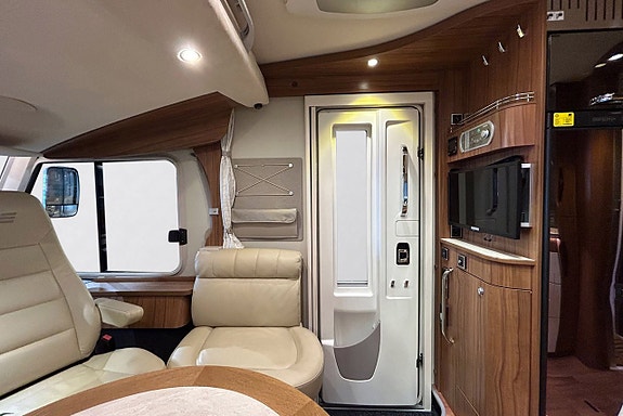 Hymer B 704 PREMIUMLINE -HYDRAULISKA STÖDBEN - 177hk - AUTOMAT - ALDE - SKINN - Cykelställ Garage - LÅNGBÄDDAR 11 of 30