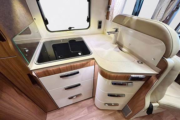 Hymer B 704 PREMIUMLINE -HYDRAULISKA STÖDBEN - 177hk - AUTOMAT - ALDE - SKINN - Cykelställ Garage - LÅNGBÄDDAR 19 of 30