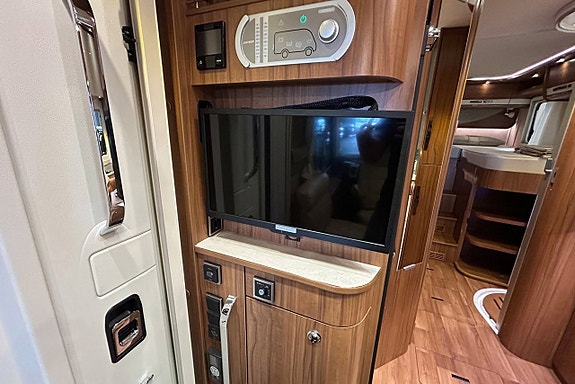 Hymer B 704 PREMIUMLINE -HYDRAULISKA STÖDBEN - 177hk - AUTOMAT - ALDE - SKINN - Cykelställ Garage - LÅNGBÄDDAR 12 of 30
