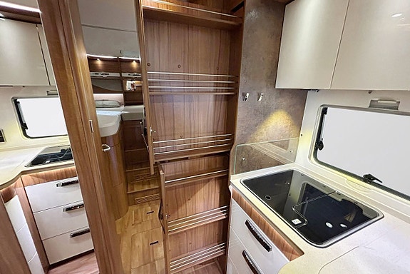 Hymer B 704 PREMIUMLINE -HYDRAULISKA STÖDBEN - 177hk - AUTOMAT - ALDE - SKINN - Cykelställ Garage - LÅNGBÄDDAR 16 of 30