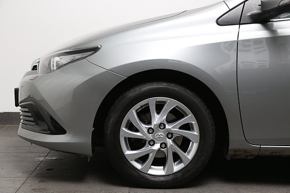 Toyota Auris 8 of 23