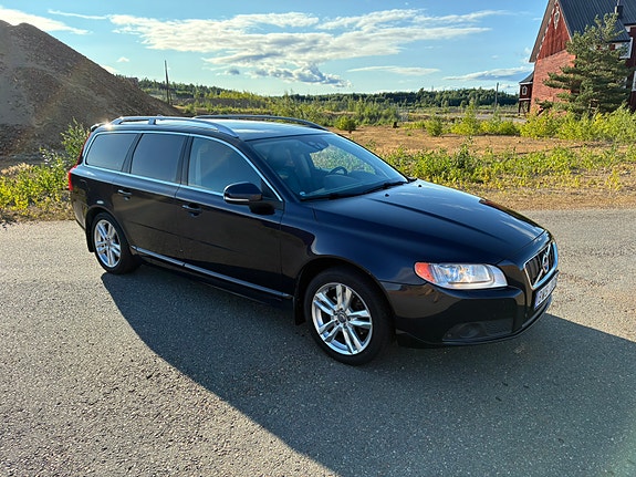 Volvo V70 2 of 11