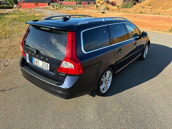Volvo V70 3 of 11