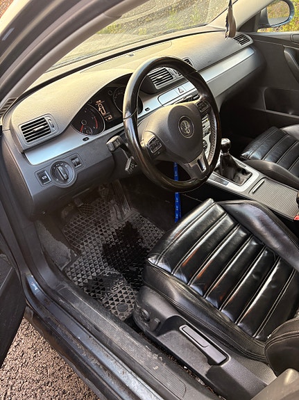Volkswagen Passat 2 of 5