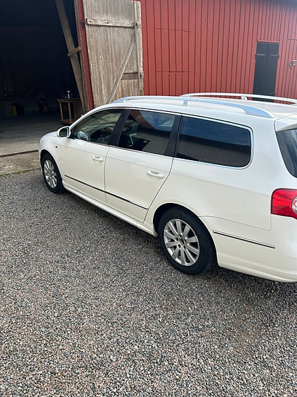 Volkswagen Passat 2 of 18