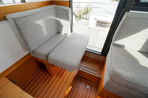Paragon 25 Cabin 15 of 24