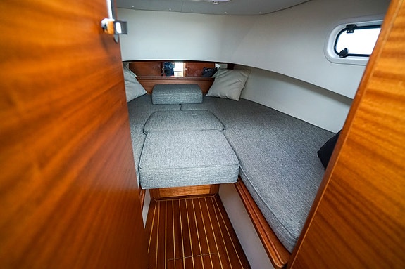 Paragon 25 Cabin 16 of 24