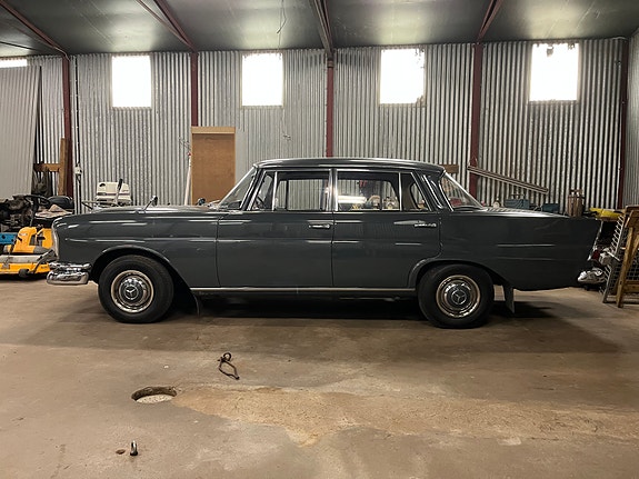 Mercedes-Benz 220 3 of 10