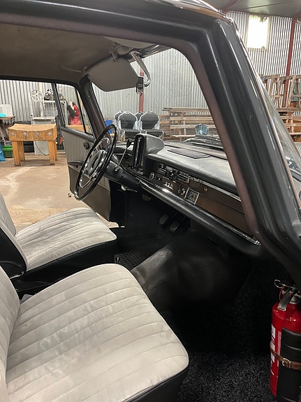 Mercedes-Benz 220 7 of 10