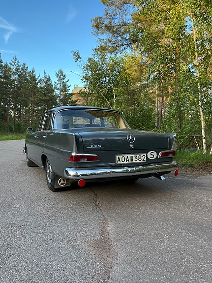 Mercedes-Benz 220 2 of 10