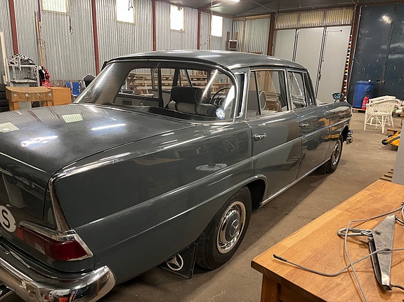 Mercedes-Benz 220 4 of 10