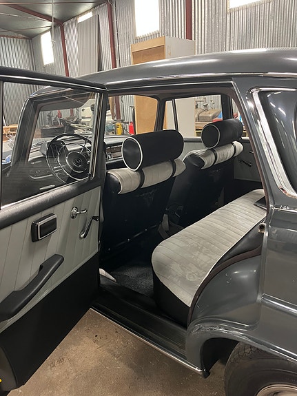 Mercedes-Benz 220 8 of 10