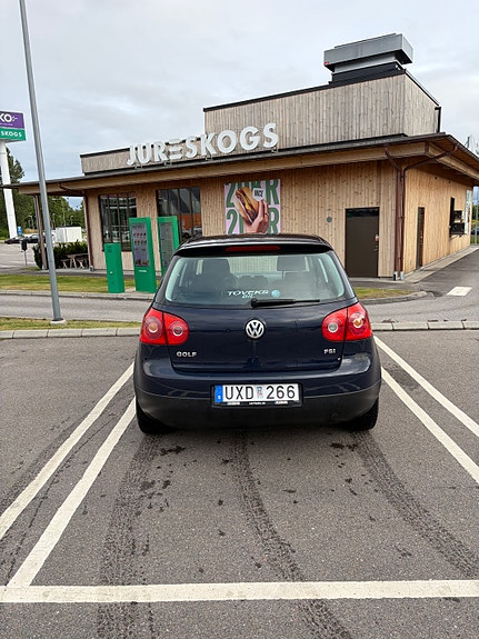 Volkswagen Golf V 2 of 10