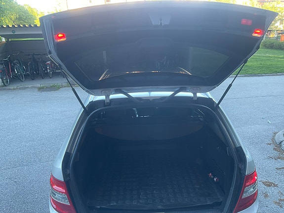 Mercedes-Benz C250 8 of 11