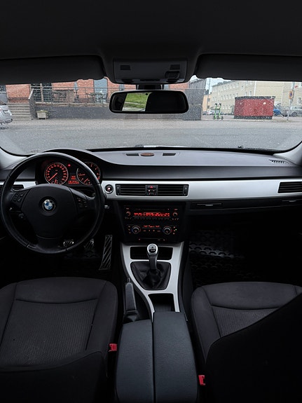 BMW 316i 4 of 5