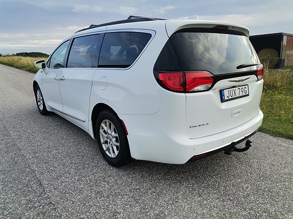 Chrysler Pacifica 7 of 8