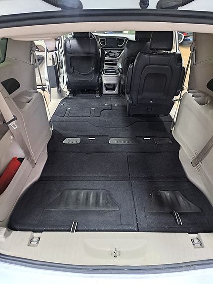 Chrysler Pacifica 4 of 8