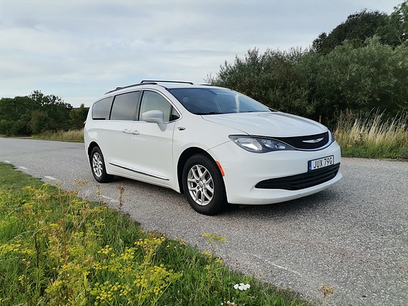 Chrysler Pacifica 8 of 8