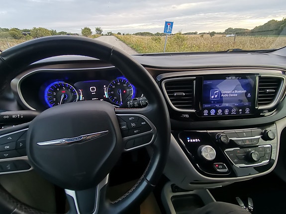 Chrysler Pacifica 5 of 8