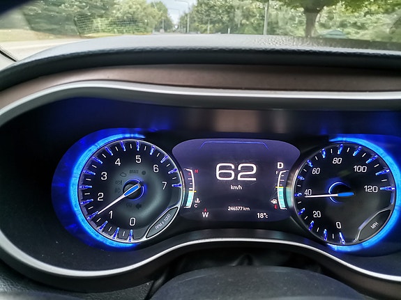 Chrysler Pacifica 2 of 8