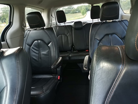 Chrysler Pacifica 3 of 8