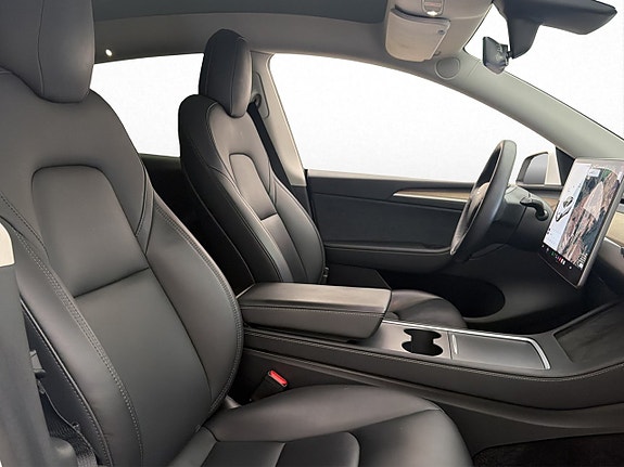 Tesla Model Y 13 of 30