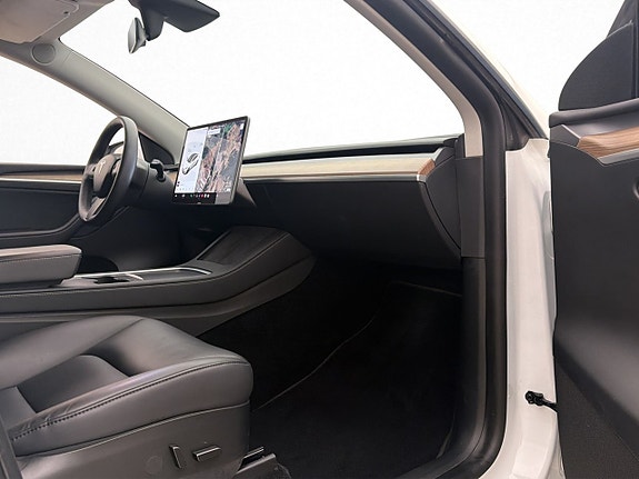 Tesla Model Y 14 of 30