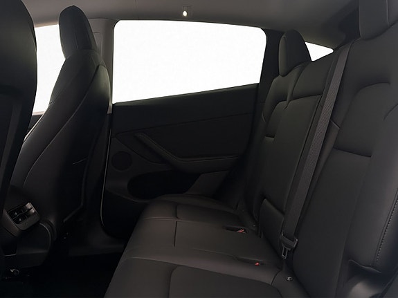 Tesla Model Y 15 of 30