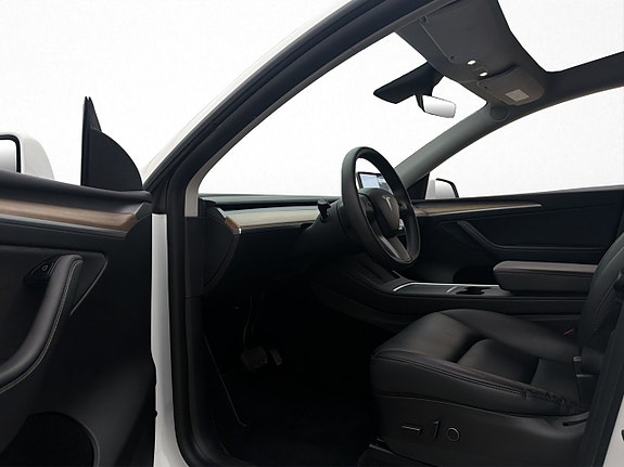 Tesla Model Y 9 of 30