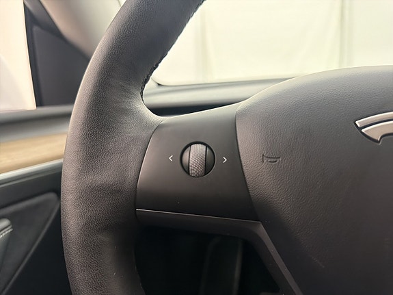 Tesla Model Y 17 of 30