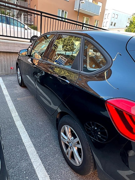 BMW 218i 2 of 8