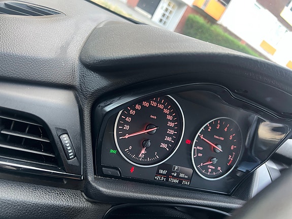 BMW 218i 5 of 8