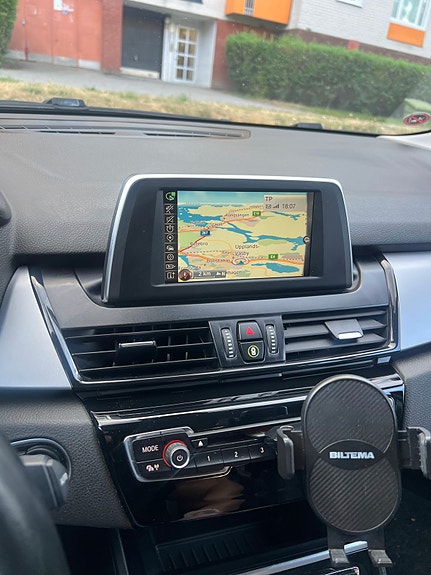 BMW 218i 6 of 8