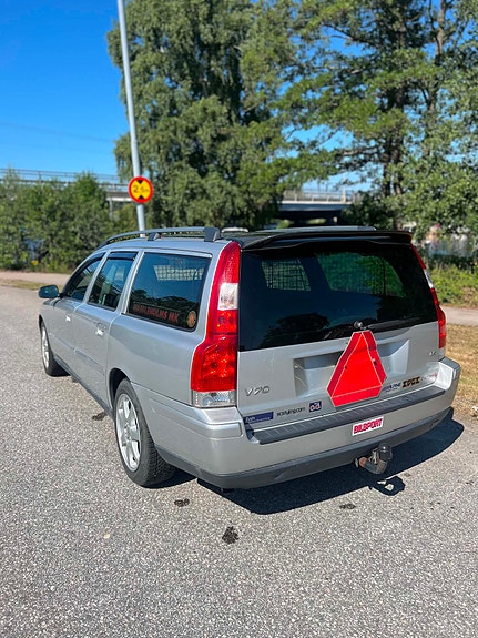 Volvo V70 2 of 8