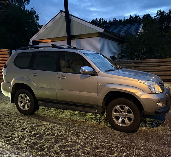 Toyota Land Cruiser 3 of 5
