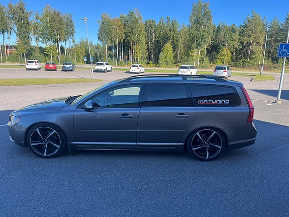 Volvo V70 2 of 9