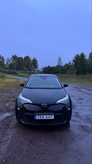 Toyota C-HR 2 of 8