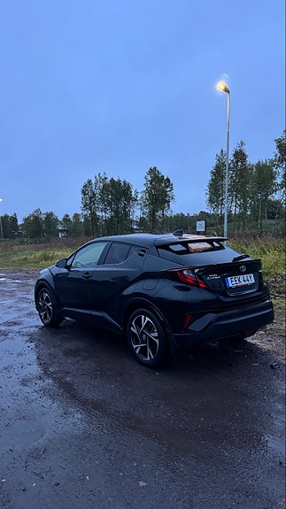 Toyota C-HR 4 of 8