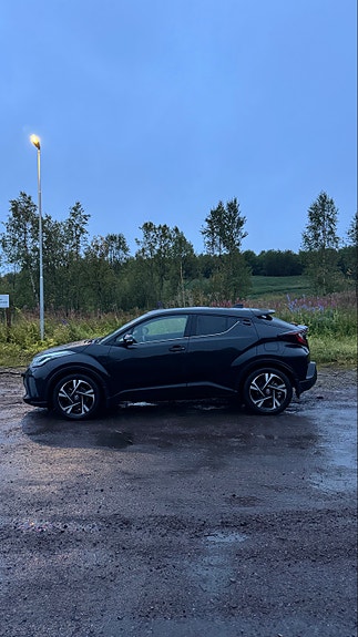 Toyota C-HR 3 of 8