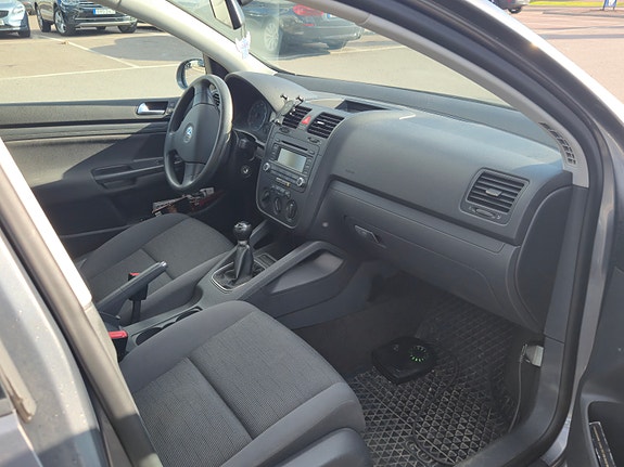 Volkswagen Golf V 3 of 3