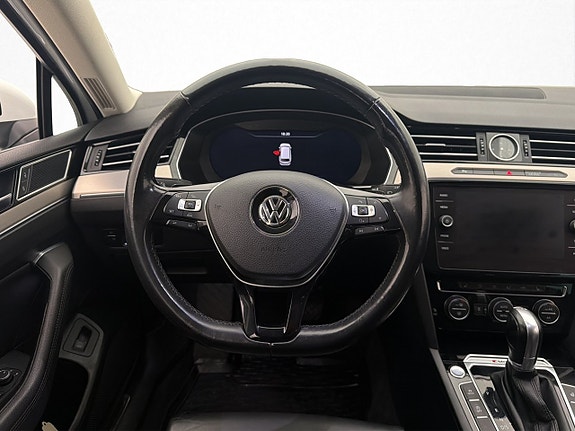 Volkswagen Passat 11 of 30