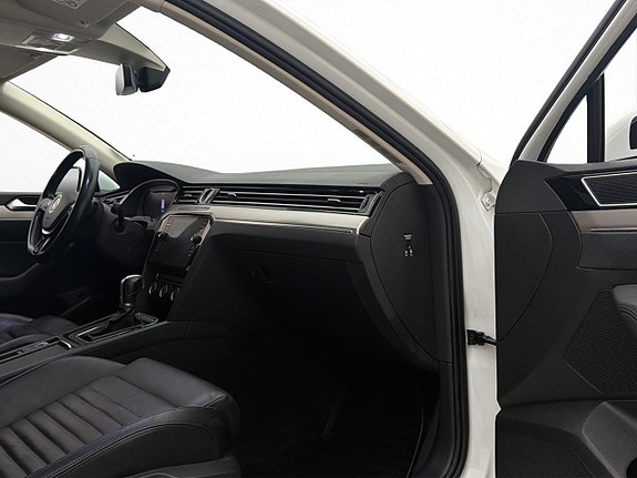 Volkswagen Passat 12 of 30