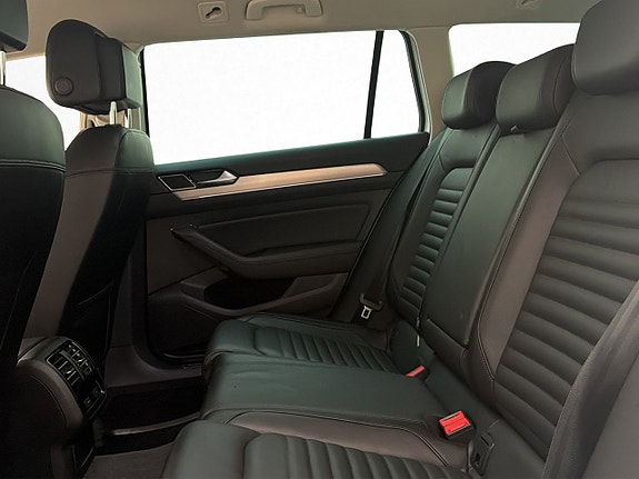 Volkswagen Passat 13 of 30